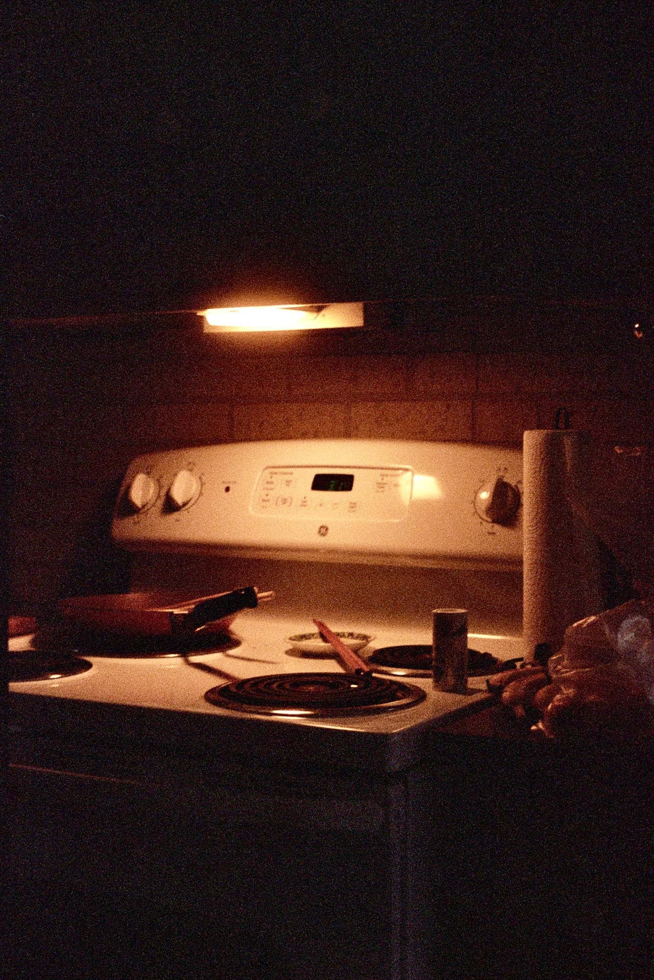 NH; shot on an Ikon Zeiss Contaflex, Porta 400
October 2023

I hope to hold and live life with as much intensity as this oven light carries.